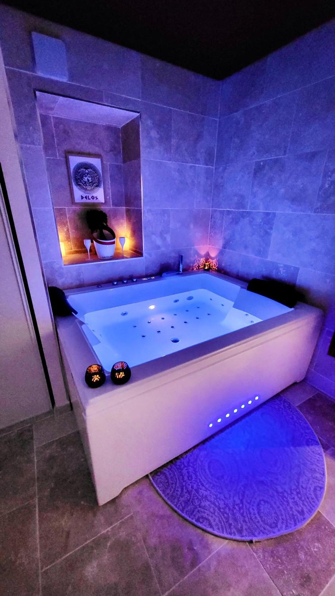 קמפר - La Suite Delos - Jacuzzi 2 Places - Centre Ville A Pied - Lit Queen Size - Parking Privee - Wifi - City Center Within Walking Distance - מראה חיצוני תמונה
