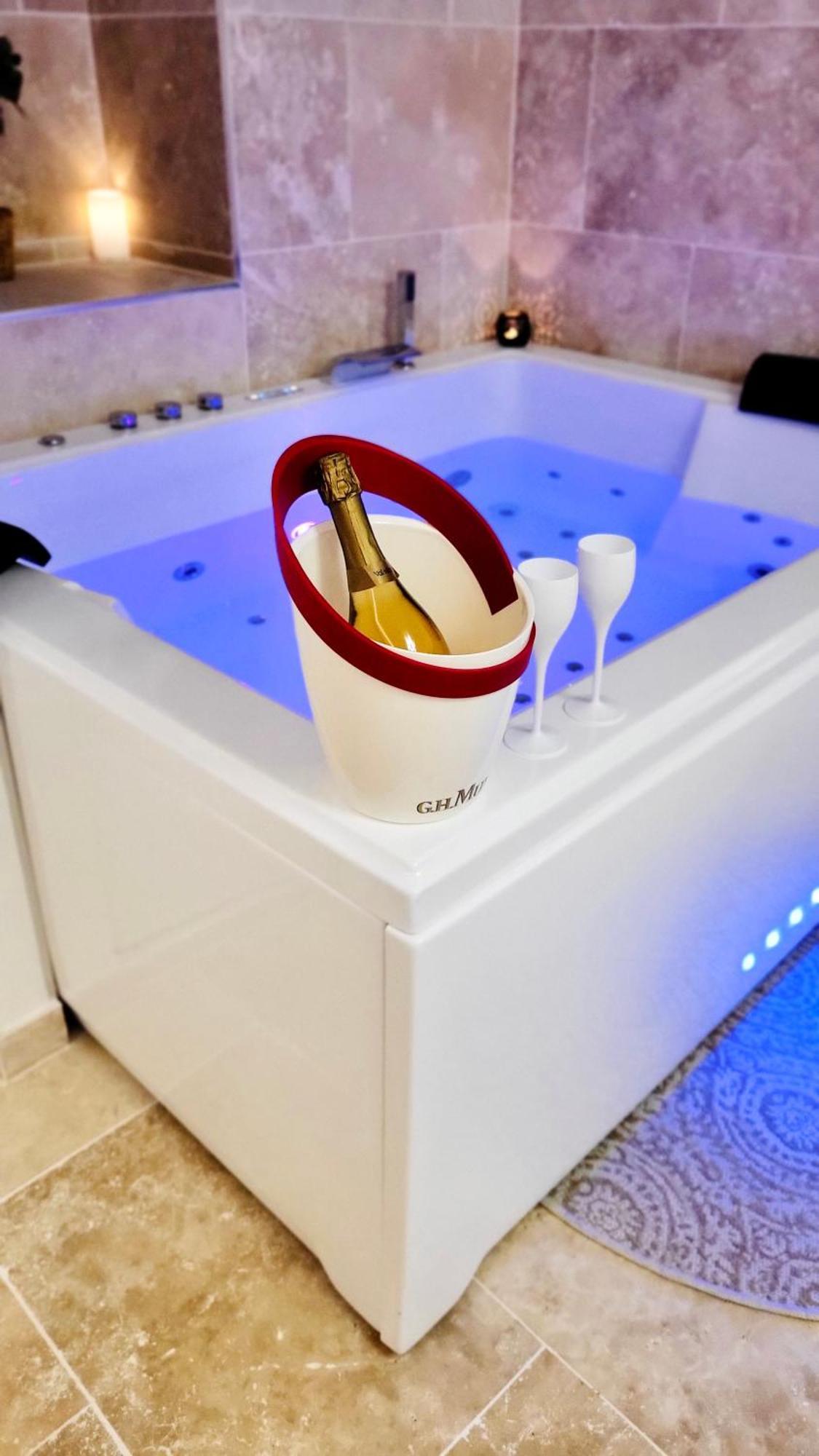 קמפר - La Suite Delos - Jacuzzi 2 Places - Centre Ville A Pied - Lit Queen Size - Parking Privee - Wifi - City Center Within Walking Distance - מראה חיצוני תמונה