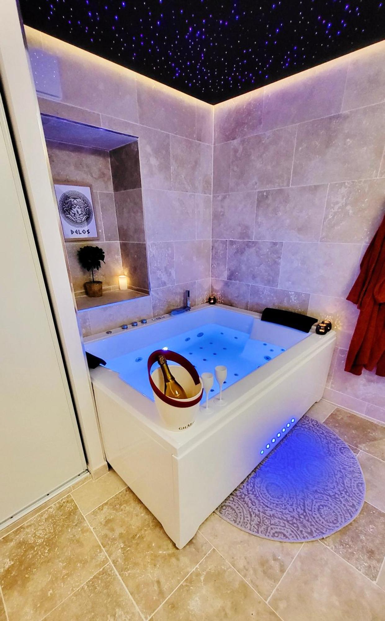 קמפר - La Suite Delos - Jacuzzi 2 Places - Centre Ville A Pied - Lit Queen Size - Parking Privee - Wifi - City Center Within Walking Distance - מראה חיצוני תמונה