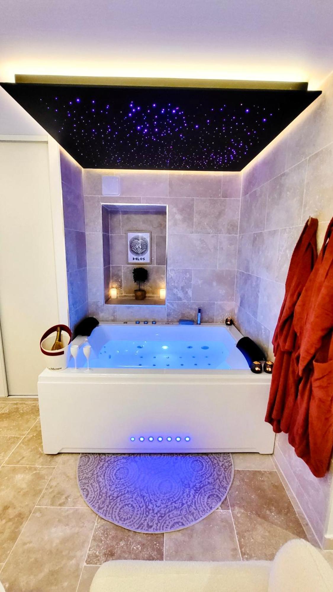 קמפר - La Suite Delos - Jacuzzi 2 Places - Centre Ville A Pied - Lit Queen Size - Parking Privee - Wifi - City Center Within Walking Distance - מראה חיצוני תמונה