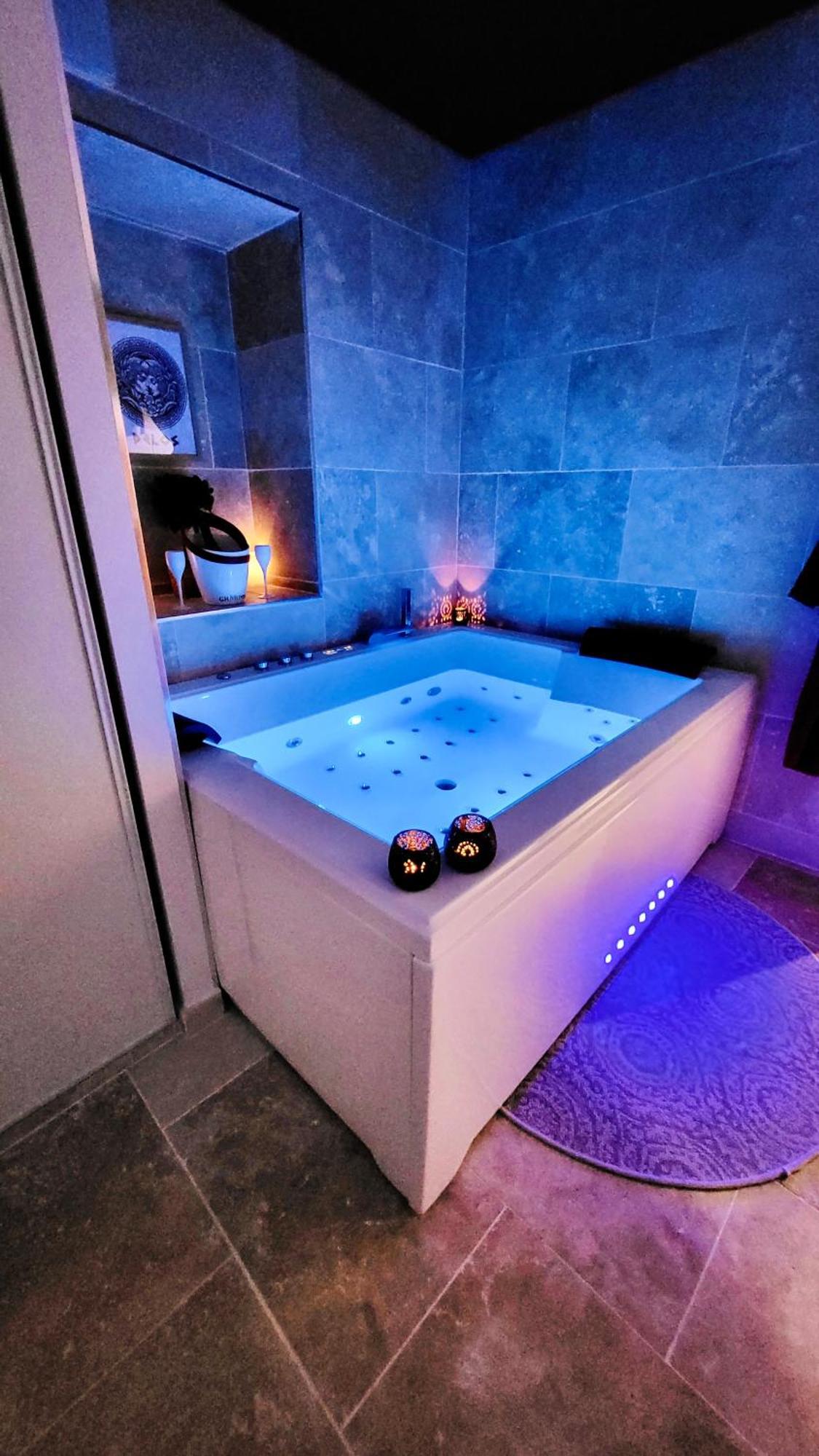 קמפר - La Suite Delos - Jacuzzi 2 Places - Centre Ville A Pied - Lit Queen Size - Parking Privee - Wifi - City Center Within Walking Distance - מראה חיצוני תמונה